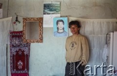 1992, Kabul, prowincja Kabul, Afganistan.
Mężczyzna w salonie domu. 
Fot. Irena Jarosińska, zbiory Ośrodka KARTA