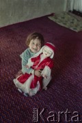 1992, Kabul, prowincja Kabul, Afganistan.
Dziewczynka bawi się lalką.
Fot. Irena Jarosińska, zbiory Ośrodka KARTA