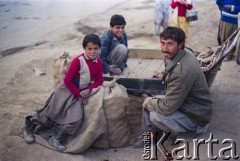 1992, Kabul, prowincja Kabul, Afganistan.
Sprzedawcy warzyw na kabulskiej ulicy. Chłopcy przed chwilą zapakowali cebulę do worków.
Fot. Irena Jarosińska, zbiory Ośrodka KARTA