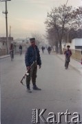 1992, Kabul, prowincja Kabul, Afganistan.
Mężczyzna z karabinem maszynowym.
Fot. Irena Jarosińska, zbiory Ośrodka KARTA