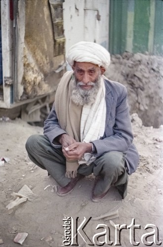 1992, Kabul, prowincja Kabul, Afganistan.
Portret mężczyzny w tradycyjnym nakryciu głowy - turbanie (longi), oraz okryciu wierzchnim - wełnianym pledem (patu).
Fot. Irena Jarosińska, zbiory Ośrodka KARTA