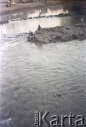 1992, Kabul, prowincja Kabul, Afganistan.
Kobiety nabierają wodę z rzeki.
Fot. Irena Jarosińska, zbiory Ośrodka KARTA