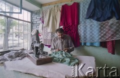 1992, Kabul, prowincja Kabul, Afganistan.
W pracowni krawieckiej. Mężczyzna szyje tunikę.
Fot. Irena Jarosińska, zbiory Ośrodka KARTA