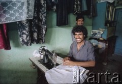 1992, Kabul, prowincja Kabul, Afganistan.
W pracowni krawieckiej - mężczyźni przy maszynach do szycia.
Fot. Irena Jarosińska, zbiory Ośrodka KARTA