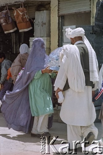 1992, Kabul, prowincja Kabul, Afganistan.
Przechodnie na ulicy.
Fot. Irena Jarosińska, zbiory Ośrodka KARTA