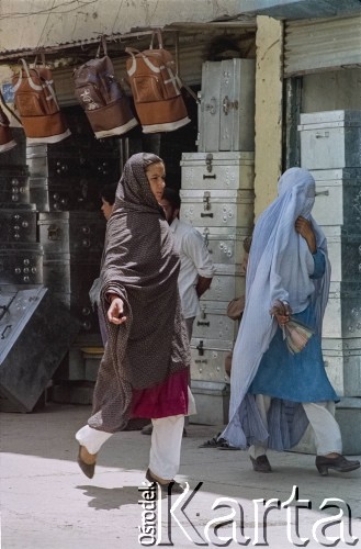 1992, Kabul, prowincja Kabul, Afganistan.
Kobiety na ulicy.
Fot. Irena Jarosińska, zbiory Ośrodka KARTA