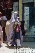 1992, Kabul, prowincja Kabul, Afganistan.
Ubrana w burkę kobieta idzie ulicą.
Fot. Irena Jarosińska, zbiory Ośrodka KARTA