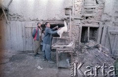 1992, Kabul, prowincja Kabul, Afganistan.
Sprzedawca ozdobnych gołębi przy klatkach ze swoimi ptakami.
Fot. Irena Jarosińska, zbiory Ośrodka KARTA