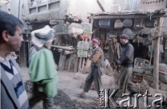 1992, Kabul, prowincja Kabul, Afganistan.
Na targu - Kafrosh Street, zwana przez miejscowych Ptasią Ulicą. Sprzedawca ozdobnych gołębi przy stoisku ze swoimi zwierzętami.
Fot. Irena Jarosińska, zbiory Ośrodka KARTA