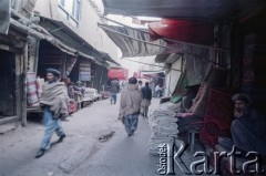 1992, Kabul, prowincja Kabul, Afganistan.
Na targu. Sklepy i stoiska z tkaninami.
Fot. Irena Jarosińska, zbiory Ośrodka KARTA