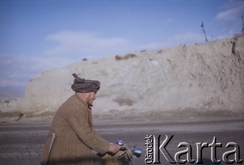 1992, Kabul, prowincja Kabul, Afganistan.
Mężczyzna jedzie na rowerze drogą biegnącą nieopodal cmentarza.
Fot. Irena Jarosińska, zbiory Ośrodka KARTA