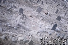 1992, Kabul, prowincja Kabul, Afganistan.
Nagrobki na cmentarzu na przedmieściach Kabulu.
Fot. Irena Jarosińska, zbiory Ośrodka KARTA