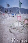 1992, Kabul, prowincja Kabul, Afganistan.
Udekorowane gałązkami nagrobki na cmentarzu na przedmieściach Kabulu.
Fot. Irena Jarosińska, zbiory Ośrodka KARTA