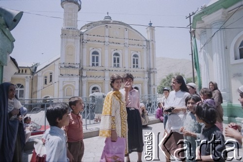 1992, Kabul, prowincja Kabul, Afganistan.
Grupa kobiet i dzieci na placu przed meczetem Shah-Do Shamshira (Meczet Króla Dwóch Mieczy), świątyni wzniesionej w 1920 roku za panowania króla Amanullaha.
Fot. Irena Jarosińska, zbiory Ośrodka KARTA
