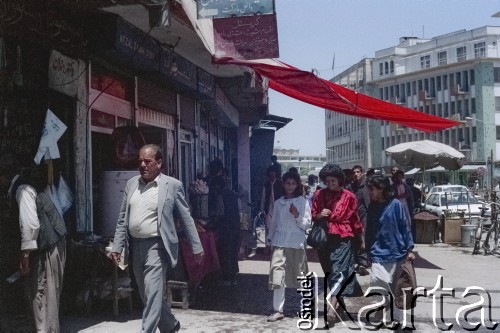 1992, Kabul, prowincja Kabul, Afganistan.
Przechodnie na kabulskiej ulicy.
Fot. Irena Jarosińska, zbiory Ośrodka KARTA