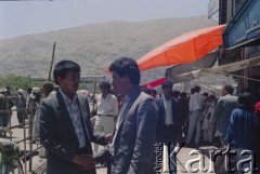 1992, Kabul, prowincja Kabul, Afganistan.
Mężczyźni rozmawiają na ulicy.
Fot. Irena Jarosińska, zbiory Ośrodka KARTA