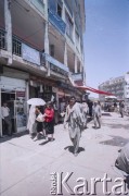 1992, Kabul, prowincja Kabul, Afganistan.
Przechodnie na kabulskiej ulicy przy budynku mieszczącym restaurację 