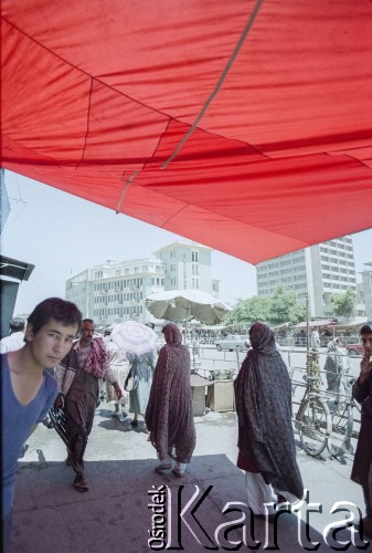 1992, Kabul, prowincja Kabul, Afganistan.
Przechodnie na kabulskiej ulicy.
Fot. Irena Jarosińska, zbiory Ośrodka KARTA