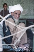1992, Kabul, prowincja Kabul, Afganistan.
Portret mężczyzny ubranego w tradycyjny afgański strój - tunikę z długim rękawem (kamiz), wełniana kamizelkę, luźne spodnie (salwar) oraz turban (longi).
Fot. Irena Jarosińska, zbiory Ośrodka KARTA