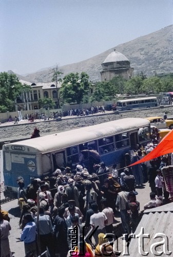 1992, Kabul, prowincja Kabul, Afganistan.
Podróżni na na dworcu autobusowym.
Fot. Irena Jarosińska, zbiory Ośrodka KARTA