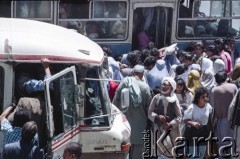 1992, Kabul, prowincja Kabul, Afganistan.
Podróżni na na dworcu autobusowym.
Fot. Irena Jarosińska, zbiory Ośrodka KARTA