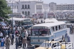 1992, Kabul, prowincja Kabul, Afganistan.
Na dworcu autobusowym.
Fot. Irena Jarosińska, zbiory Ośrodka KARTA