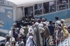 1992, Kabul, prowincja Kabul, Afganistan.
Podróżni wsiadają do autobusu na dworcu autobusowym.
Fot. Irena Jarosińska, zbiory Ośrodka KARTA