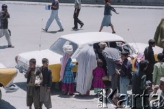 1992, Kabul, prowincja Kabul, Afganistan.
Okolica dworca autobusowego. Afgańska rodzina wsiada do taksówki.
Fot. Irena Jarosińska, zbiory Ośrodka KARTA