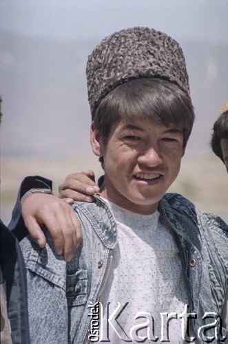 1992, Kabul, prowincja Kabul, Afganistan.
Chłopiec sportretowany nad jeziorem Qargha na przedmieściach Kabulu. W tle widoczne pasma Hindukuszu. Chłopiec nosi na głowie czapkę z wełny karakułów.
Fot. Irena Jarosińska, zbiory Ośrodka KARTA