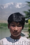 1992, Kabul, prowincja Kabul, Afganistan.
Chłopiec sportretowany nad jeziorem Qargha na przedmieściach Kabulu. W tle widoczne szczyty Hindukuszu.
Fot. Irena Jarosińska, zbiory Ośrodka KARTA