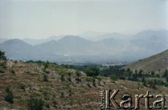 1992, Kabul, prowincja Kabul, Afganistan.
Widok na Kabul z jednego ze wzgórz otaczających miasto. W oddali pasma Hindukuszu. 
Fot. Irena Jarosińska, zbiory Ośrodka KARTA