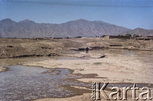 1992, Kabul, prowincja Kabul, Afganistan.
Zbiorniki z wodą na przedmieściach miasta. W oddali otaczające Kabul góry.
Fot. Irena Jarosińska, zbiory Ośrodka KARTA
