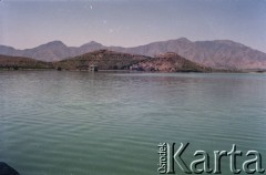 1992, Kabul, prowincja Kabul, Afganistan.
Widok na jezioro Qargha na przedmieściach miasta. W tle widoczne otaczające Kabul Wzgórza Asmai i pasma Hindukuszu.
arosińska, zbiory Ośrodka KARTA