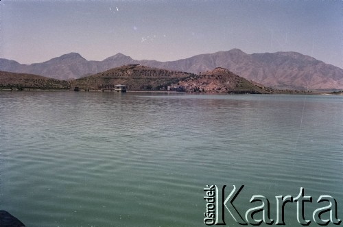 1992, Kabul, prowincja Kabul, Afganistan.
Widok na jezioro Qargha na przedmieściach miasta. W tle widoczne otaczające Kabul Wzgórza Asmai i pasma Hindukuszu.
arosińska, zbiory Ośrodka KARTA