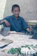 1992, Kabul, prowincja Kabul, Afganistan.
Chłopiec sprzedaje twaróg na ulicznym stoisku.
Fot. Irena Jarosińska, zbiory Ośrodka KARTA