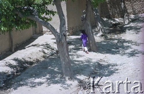 1992, Kabul, prowincja Kabul, Afganistan.
Zbudowania osiedla na przedmieściach Kabulu. Dziewczynka idzie w stronę domu pod aleją drzew.
Fot. Irena Jarosińska, zbiory Ośrodka KARTA