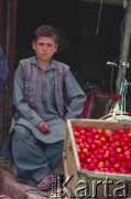 1992, Kabul, prowincja Kabul, Afganistan.
Chłopiec sprzedaje warzywa na ulicznym stoisku.
Fot. Irena Jarosińska, zbiory Ośrodka KARTA