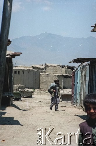 1992, Kabul, prowincja Kabul, Afganistan.
Osiedle domów i baraków na przedmieściach. W oddali pasma górskie Hindukuszu.
Fot. Irena Jarosińska, zbiory Ośrodka KARTA
