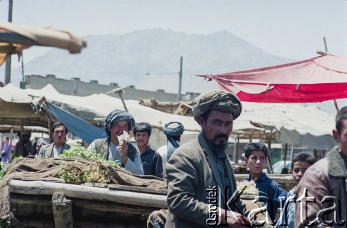 1992, Kabul, prowincja Kabul, Afganistan.
Sprzedawcy i kupujący na miejscowym targu.
Fot. Irena Jarosińska, zbiory Ośrodka KARTA