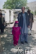 1992, Kabul, prowincja Kabul, Afganistan.
Dziewczynka z ojcem.
Fot. Irena Jarosińska, zbiory Ośrodka KARTA