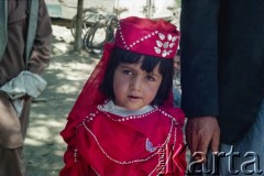 1992, Kabul, prowincja Kabul, Afganistan.
Dziewczynka w tradycynyjm stroju.
Fot. Irena Jarosińska, zbiory Ośrodka KARTA