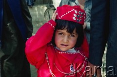 1992, Kabul, prowincja Kabul, Afganistan.
Dziewczynka w tradycyjnym stroju.
Fot. Irena Jarosińska, zbiory Ośrodka KARTA