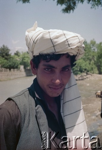 1992, Kabul, prowincja Kabul, Afganistan.
Portret młodego Afgańczyka w tradycyjnym męskim stroju - tunice (kamiz), kamizelce oraz turbanie (longi).
Fot. Irena Jarosińska, zbiory Ośrodka KARTA
