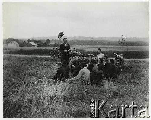 Brak daty, Polska.
Grupa mężczyzn, obok stoją motocykle.
Fot. Irena Jarosińska, zbiory Ośrodka KARTA
