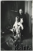Brak daty, Polska.
Kobieta z dzieckiem, obok leży pies.
Fot. Irena Jarosińska, zbiory Ośrodka KARTA