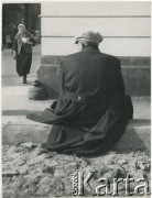 Brak daty, Polska.
Mężczyzna siedzący na ulicy.
Fot. Irena Jarosińska, zbiory Ośrodka KARTA