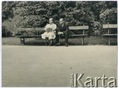 Lata 50., Warszawa, Polska.
Odpoczynek w parku.
Fot. Irena Jarosińska, zbiory Ośrodka KARTA