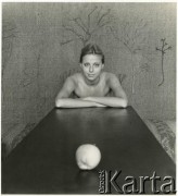 Brak daty, Polska.
Kobieta przy stole.
Fot. Irena Jarosińska, zbiory Ośrodka KARTA