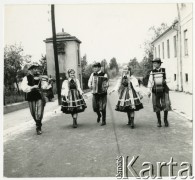 1965, Łowicz, Polska.
Zespół ludowy podczas Dni Łowicza.
Fot. Irena Jarosińska, zbiory Ośrodka KARTA