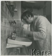 Lata 50., Polska.
Kobieta myjąca włosy.
Fot. Irena Jarosińska, zbiory Ośrodka KARTA